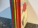 cinq livres pour enfants posés sur une table