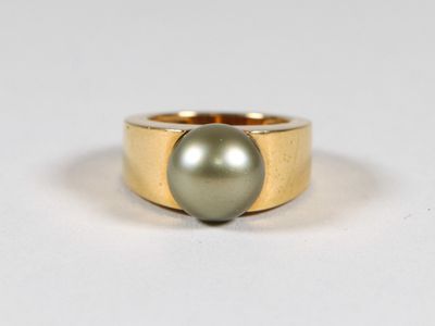 an image of a ring with a black pearl in it