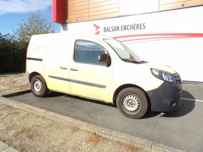 une petite camionnette blanche garée sur le bord de la route