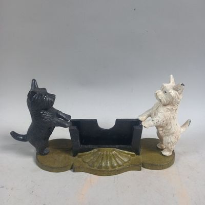 Porte lettre en fonte polychrome à décor de deux Scottish te…