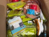 une boîte en carton remplie de jouets et d'autres objets