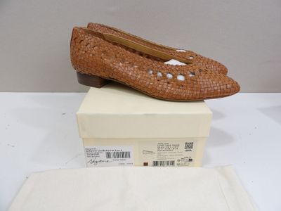 une paire de chaussures posée sur une boîte