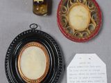 une photo d'un flacon de parfum et une photo d'une femme sur une assiette