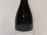 une bouteille de vin posée sur une table