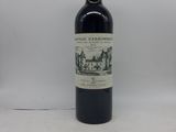 la bouteille de vin rouge est posée sur la table