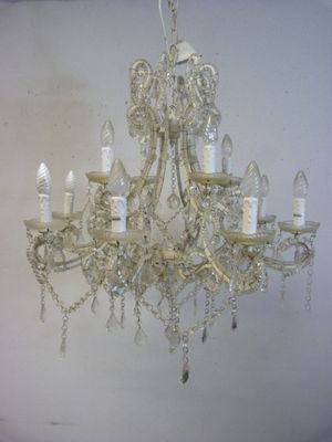 un lustre suspendu au plafond d'une pièce