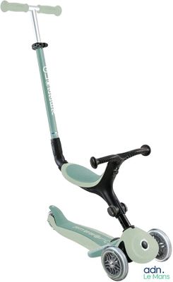La trottinette est équipée de deux roues et d'un guidon.