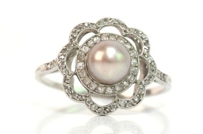 une image d'une bague en perles et diamants sur fond blanc