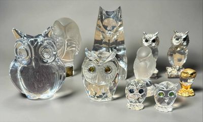 de nombreuses figurines en verre de formes et de tailles variées