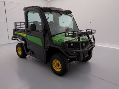 un véhicule utilitaire vert et noir garé dans une pièce blanche
