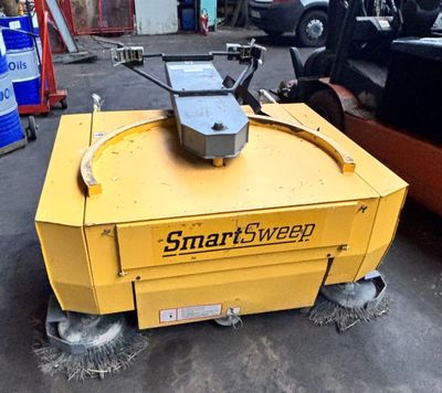 une petite machine jaune posée par terre