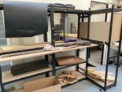 une pièce avec beaucoup de boîtes et de cartons sur les étagères