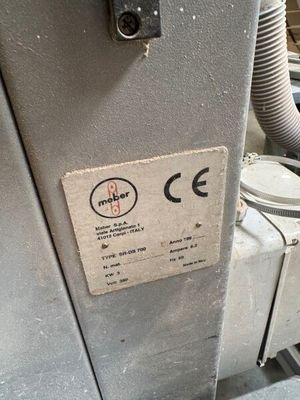 une image représentant une machine sur le côté de laquelle figure une étiquette
