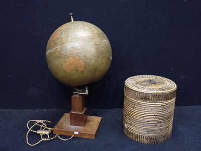 un globe terrestre et un panier posés sur une table