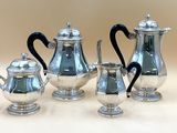 quatre pièces en argent pour le thé et le café sur une table