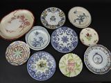 plusieurs assiettes à motifs différents sur une table