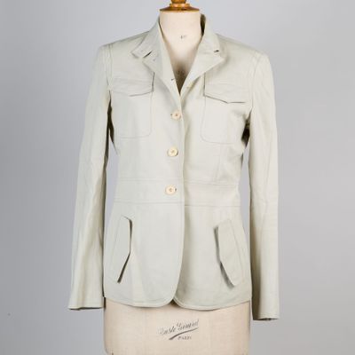 une photo d'une veste blanche sur un mannequin, un mannequin, un mannequin, un mannequin, un mannequin, un mannequin, un mannequin, un mannequin