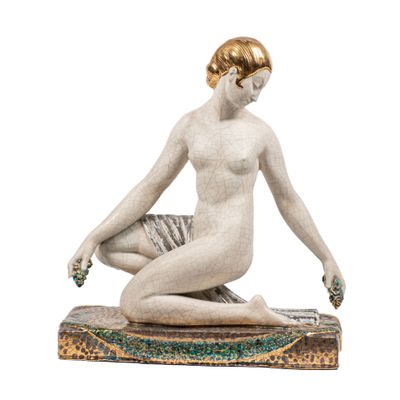 statue représentant une femme assise sur un coussin, une fleur à la main