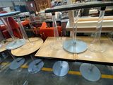 Plusieurs verres à vin vides sont posés sur une table dans un magasin.