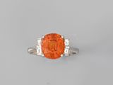 une bague en saphir orange et diamants