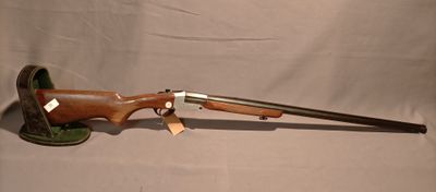 un fusil avec un canon en bois et une poignée en bois