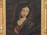 un vieux tableau représentant une femme en robe noire, les yeux fermés
