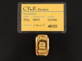 un lingot d'or auquel est attachée une étiquette portant un nom