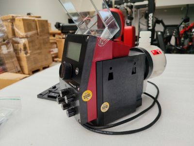 une machine posée sur une table dans une pièce