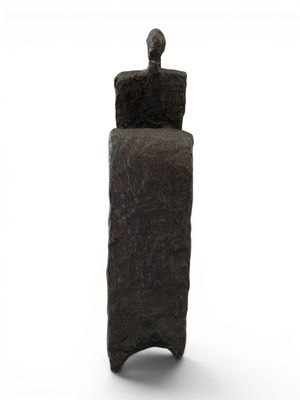 statue d'un homme assis sur un rocher, posée sur un fond blanc