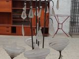 un lustre en verre suspendu au plafond