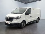 La camionnette blanche est garée dans une grande pièce.