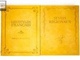 un vieux livre à la couverture jaune posé sur une table blanche