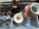 de nombreux vases et une horloge exposés dans une vitrine
