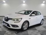 une voiture blanche garée dans une pièce au sol en damier