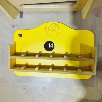 une étagère jaune sur laquelle figure le chiffre 14