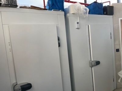 trois casiers blancs dans une salle de bains équipée de toilettes et d'un lavabo