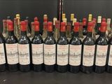 plusieurs bouteilles de vin sont alignées sur une table