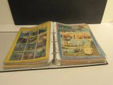 une bande dessinée ouverte posée sur une table blanche