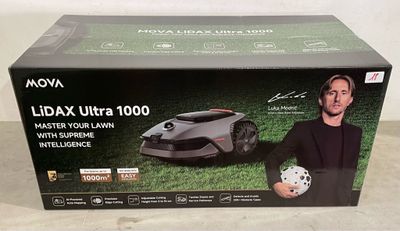 le carton d'une tondeuse à gazon sur lequel figure un homme tenant un ballon de foot