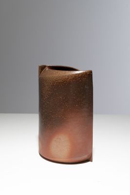 un gros plan d'un vase marron posé sur une table