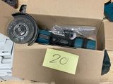 une boîte à outils posée sur une table, avec une étiquette de prix dessus