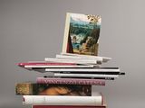 plusieurs livres empilés sur une table