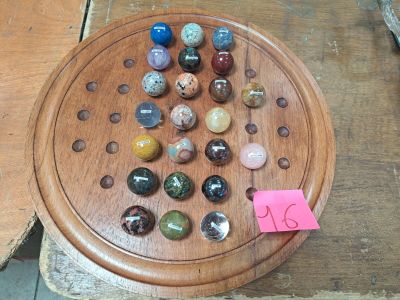 une planche en bois sur laquelle sont disposées de nombreuses billes
