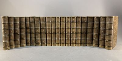 une pile de vieux livres posés les uns sur les autres