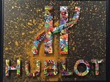 un gros plan sur une photo représentant un mur couvert de graffitis