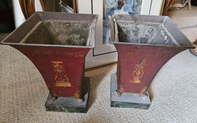 deux vases posés par terre l'un à côté de l'autre