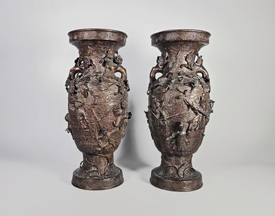 Paire de vases balustres en bronze sculpté de scènes animées…