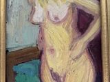 une peinture à l'huile représentant une femme en robe jaune debout devant une fenêtre