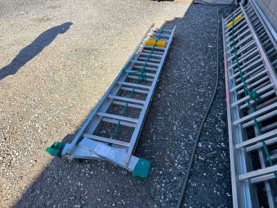 une échelle posée par terre à côté d'un camion