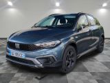 un 4x4 bleu garé dans un garage au sol en damier